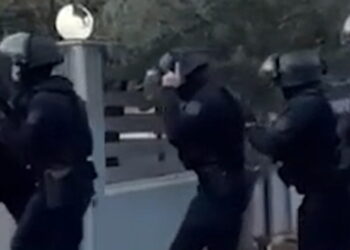 Βίντεο από την επιχείρηση της αστυνομίας για τη σπείρα που έκανε κλοπές και απάτες σε όλη την Αττική