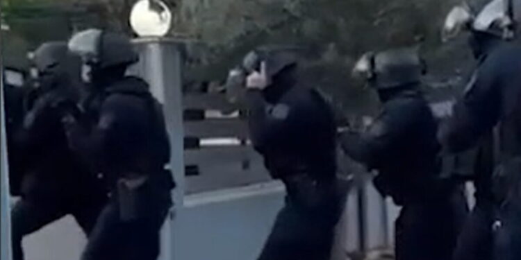 Βίντεο από την επιχείρηση της αστυνομίας για τη σπείρα που έκανε κλοπές και απάτες σε όλη την Αττική