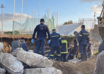 Νάξος: Εργατικό ατύχημα με δύο ελαφρά τραυματίες – Υποχώρησαν κάγκελα και έπεσαν σε τάφρο