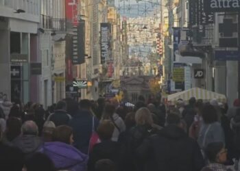 Εορταστικό ωράριο 2025: Κοσμοσυρροή στην Ερμού για τα ανοιχτά καταστήματα