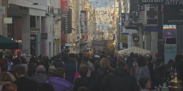 Εορταστικό ωράριο 2025: Κοσμοσυρροή στην Ερμού για τα ανοιχτά καταστήματα