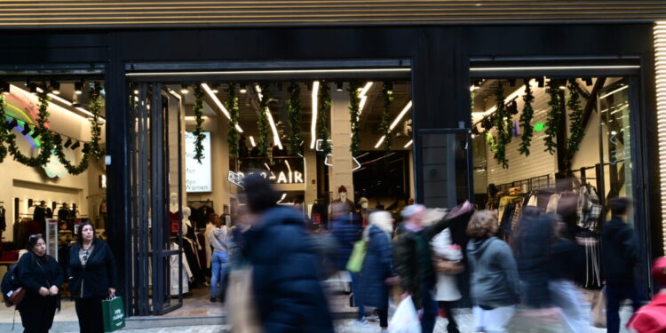 Εορταστικό ωράριο Χριστουγέννων 2025: Πώς θα λειτουργήσουν τα καταστήματα, ποιες Κυριακές είναι ανοιχτά τα μαγαζιά