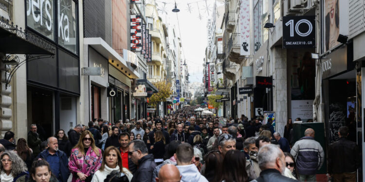 «Βούλιαξαν» από κόσμο τα καταστήματα στην Ερμού: Χιλιάδες ψώνισαν τα δώρα των Χριστουγέννων – Δείτε βίντεο