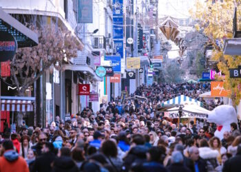 Ανοιχτά καταστήματα σήμερα Κυριακή: Τι ώρα κλείνουν