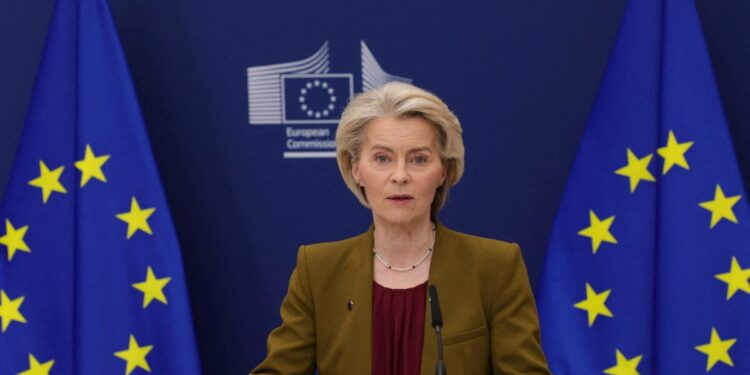 Κομισιόν: Με ευρω-ομόλογα και ρωσικά assets η στήριξη της Ουκρανίας με 135 δισ. ευρώ