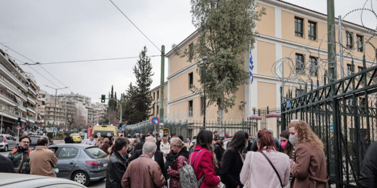 Τηλεφώνημα για βόμβα στην Ευελπίδων