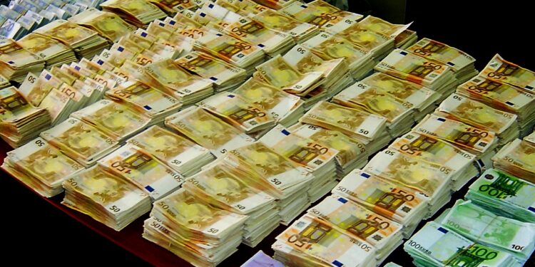 Έκανε τον αστυνομικό «τσεπώνοντας» πάνω από 440.000 ευρώ – Τουλάχιστον 27 απάτες σε όλη την Ελλάδα από τον ίδιο άνθρωπο