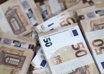 Χριστουγεννιάτικη φορολοταρία 2025: 12 τυχεροί κερδίζουν 100.000 ευρώ – Πώς συμμετέχουν οι φορολογούμενοι