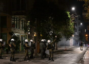 Επεισόδια στα Εξάρχεια: Επίθεση με «βροχή» μολότοφ σε διμοιρία ΜΑΤ – Έβαλαν φωτιές και σε κάδους