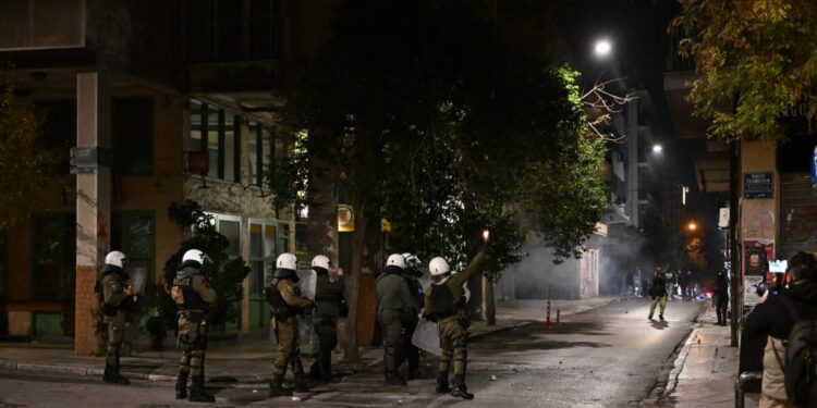 Επεισόδια στα Εξάρχεια: Επίθεση με «βροχή» μολότοφ σε διμοιρία ΜΑΤ – Έβαλαν φωτιές και σε κάδους