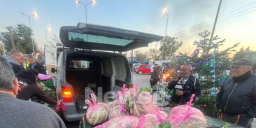 Αγρότες: Παραγωγοί λαϊκών αγορών μοίρασαν λαχανικά στο μπλόκο στα Πράσινα Φανάρια