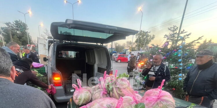 Αγρότες: Παραγωγοί λαϊκών αγορών μοίρασαν λαχανικά στο μπλόκο στα Πράσινα Φανάρια