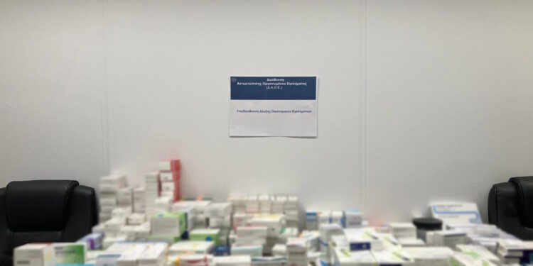 ΕΟΠΥΥ: Απάτη ύψους 435.000 ευρώ σε βάρος του οργανισμού: Εγκληματική οργάνωση έκανε χιλιάδες παράνομες συνταγογραφήσεις φαρμάκων