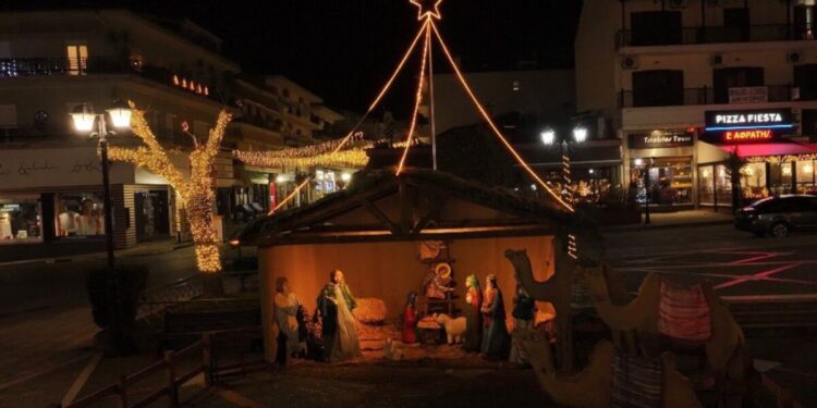 «Μύρισαν» Χριστούγεννα στην Καλαμπάκα: Η μαγευτική φάτνη που στήθηκε στους βράχους των Μετεώρων