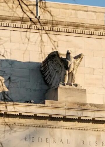 Μείωση των επιτοκίων δανεισμού ανακοίνωσε η Fed – Η τρίτη μέσα στο 2025 αλλά προμηνύεται πιο δύσκολη η συνέχεια