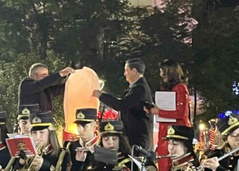Σε ζεστή εορταστική ατμόσφαιρα η φωταγώγηση του χριστουγεννιάτικου δέντρου στο Αγρίνιο (φωτο)