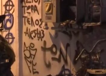 Θεσσαλονίκη: Φωτιά σε είσοδο πολυκατοικίας – Καταστράφηκαν 3 μηχανές από τις φλόγες