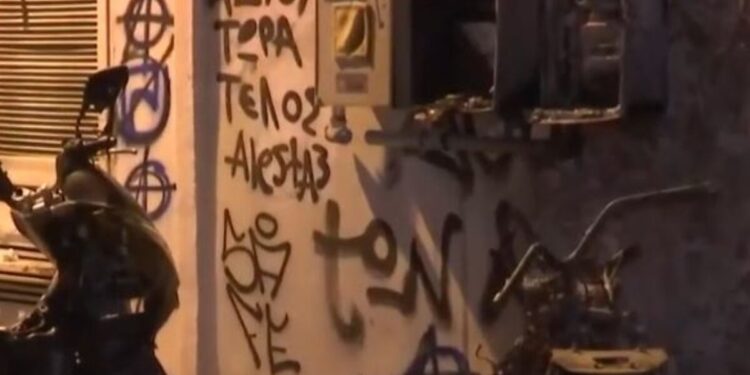 Θεσσαλονίκη: Φωτιά σε είσοδο πολυκατοικίας – Καταστράφηκαν 3 μηχανές από τις φλόγες