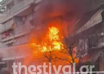 Φωτιά σε διαμέρισμα στην Θεσσαλονίκη – Δείτε βίντεο
