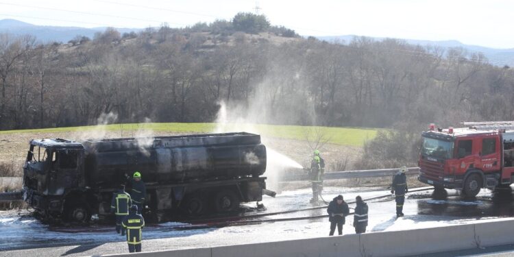 Φωτιά σε βυτιοφόρο στην εθνική οδό Θεσσαλονίκης – Σερρών: Έκλεισε και στα δύο ρεύματα ο δρόμος
