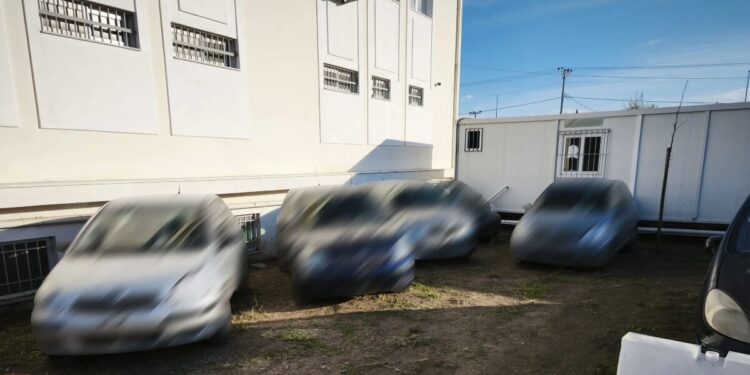 Συμμορία «ρήμαζε» αυτοκίνητα στην Αττική: Τα παραποιούσαν και τα πουλούσαν σε ανυποψίαστους πολίτες – Τουλάχιστον 25 περιπτώσεις κλοπής