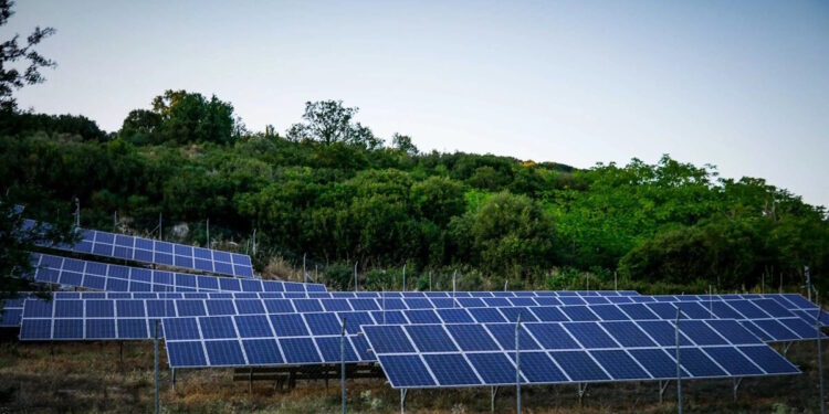 Αρχές του 2026 οι αιτήσεις για αγροβολταϊκά 130 MW με ταρίφα – Τι προβλέπει το νομοσχέδιο του ΥΠΕΝ