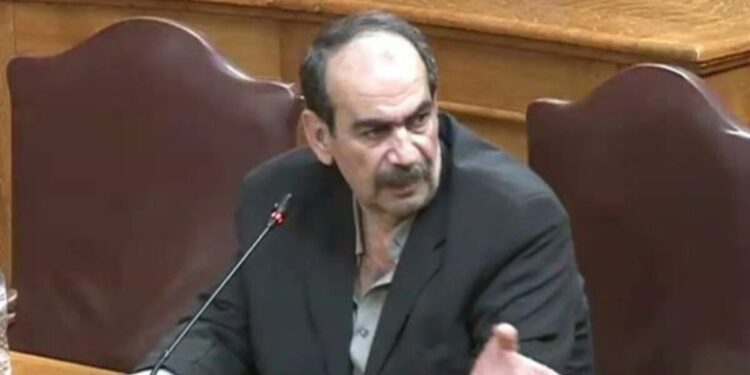 «Ο “Φραπές” έγινε latte macchiatto caramel decaf»: Το Χ «δίκασε» τον Γιώργο Ξυλούρη για την κατάθεσή του για τον ΟΠΕΚΕΠΕ