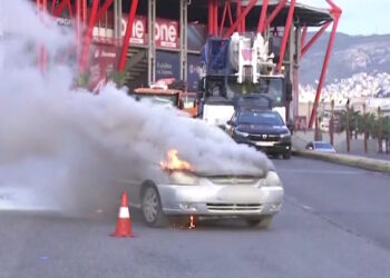 Πειραιάς: Αυτοκίνητο πήρε φωτιά στη μέση του δρόμου – Βγήκαν τελευταία στιγμή οι επιβάτες, δείτε βίντεο