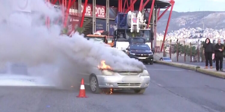 Νέο Φάληρο: Αυτοκίνητο πήρε φωτιά στη μέση του δρόμου – Βγήκαν τελευταία στιγμή οι επιβάτες, δείτε βίντεο