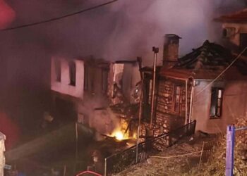 Φωτιά στο Ανήλιο Μετσόβου: Κάηκαν δυο σπίτια, απεγκλωβίστηκε μια ηλικιωμένη