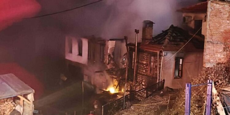 Φωτιά στο Ανήλιο Μετσόβου: Κάηκαν δυο σπίτια, απεγκλωβίστηκε μια ηλικιωμένη