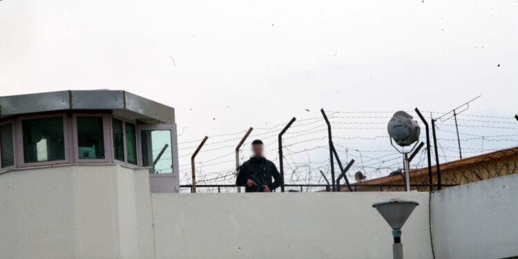 Έφοδος της αστυνομίας στις φυλακές Κορυδαλλού «αποκάλυψε» κινητά τηλέφωνα, καλώδια φόρτισης και θήκες ασύρματων ακουστικών