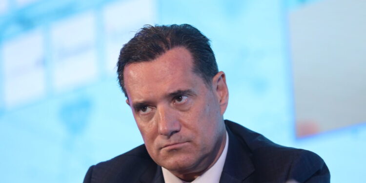 Novartis: Βίντεο παρωδία προβλήθηκε στη δίκη με «πρωταγωνιστή» τον Άδωνι Γεωργιάδη – Μια «ψεύτικη» απαγωγή, μια μπανιέρα και δράστες με κάλτσες