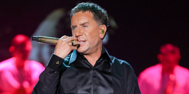 Γιώργος Μαζωνάκης: «Αν θες καριέρα πέρνα από το καμαρίνι του, έλεγαν από την παραγωγή στον 21χρονο» λέει τραγουδίστρια που συνεργάστηκε μαζί τους