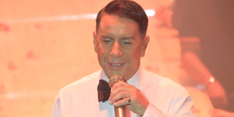 Γιώργος Μαζωνάκης: «Τον βοήθησα ανθρώπινα και εισέπραξα αχαριστία» λέει πρώην συνεργάτης του τραγουδιστή