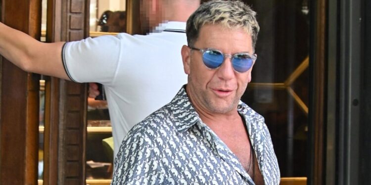 Όλη η μήνυση του 21χρονου τραγουδιστή κατά του Γιώργου Μαζωνάκη – Οι άσεμνες χειρονομίες και οι ανήθικες προτάσεις