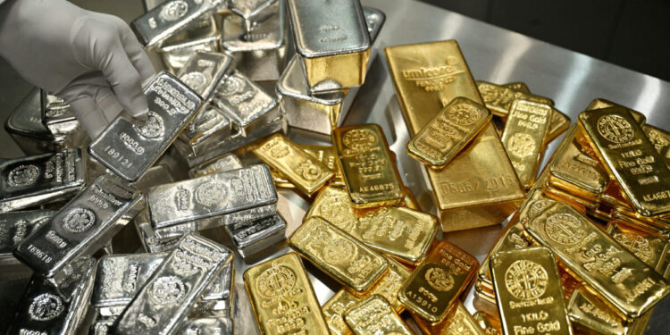 Σε ιστορικά υψηλά το ασήμι και ο χρυσός – Ασθενέστερο το δολάριο