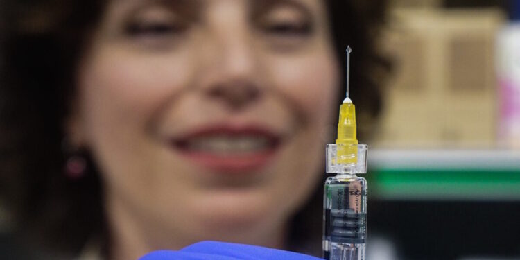 Εποχική γρίπη: Κατέφτασε νωρίτερα τον φετινό χειμώνα – Εμβολιασμό κυρίως για τις ευπαθείς ομάδες συστήνει ο ΕΟΔΥ