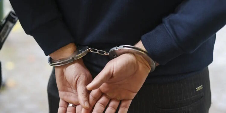 Βόλος: Κρατούμενος απείλησε, χτύπησε και δάγκωσε αστυνομικούς – Χρειάστηκαν 4 άτομα για να του βάλουν χειροπέδες