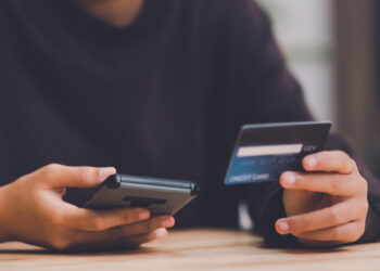 Οκτώ στους δέκα Έλληνες αγοράζουν από online πλατφόρμες χωρών εκτός ΕΕ