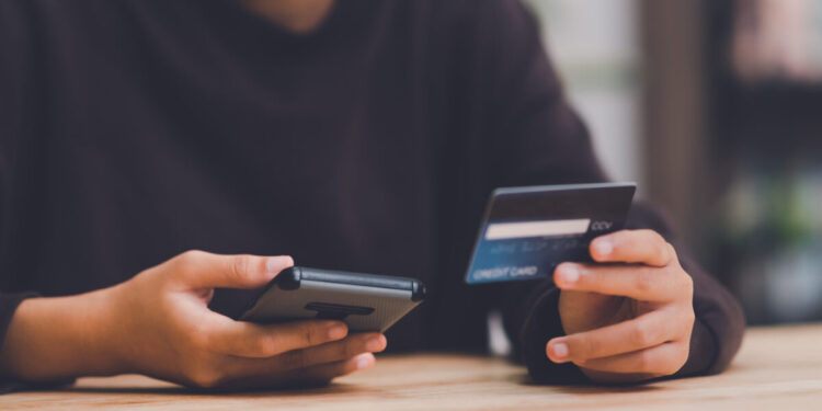 Οκτώ στους δέκα Έλληνες αγοράζουν από online πλατφόρμες χωρών εκτός ΕΕ