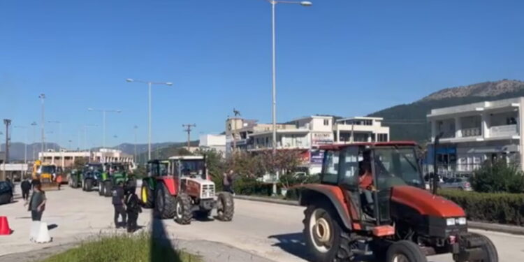 Στο λιμάνι της Ηγουμενίτσας έφτασαν οι αγρότες με τα τρακτέρ