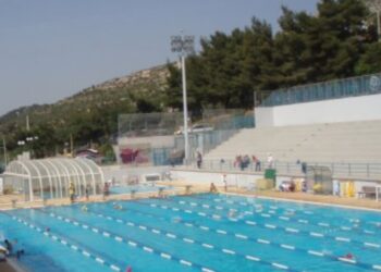 Ηλιούπολη: Γονείς καταγγέλλουν σύλλογο κολύμβησης ότι αρνείται να αποδεσμεύσει τα δελτία ανήλικων αθλητών