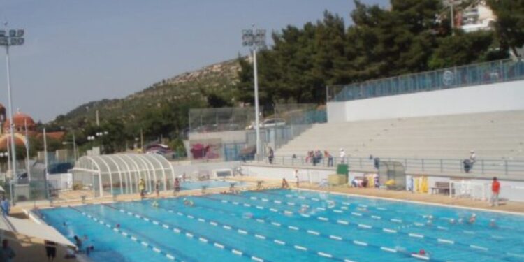 Ηλιούπολη: Γονείς καταγγέλλουν σύλλογο κολύμβησης ότι αρνείται να αποδεσμεύσει τα δελτία ανήλικων αθλητών