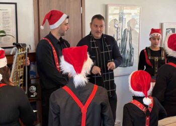 Χριστουγεννιάτικες νότες από τη Φιλαρμονική «Ιωσήφ Ρωγών» στο Δημαρχείο Μεσολογγίου