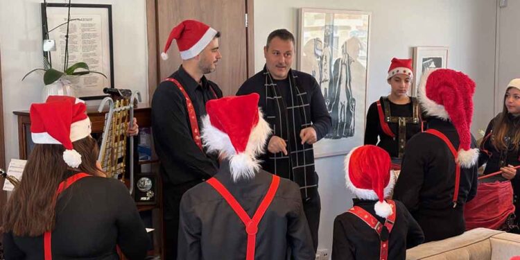 Χριστουγεννιάτικες νότες από τη Φιλαρμονική «Ιωσήφ Ρωγών» στο Δημαρχείο Μεσολογγίου