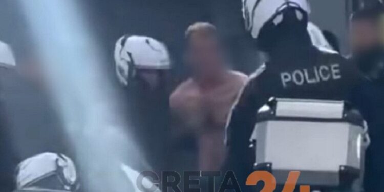 Ηράκλειο: Ημίγυμνος άνδρας κυνηγούσε με μαχαίρι πελάτες και υπαλλήλους σε σούπερ μάρκετ