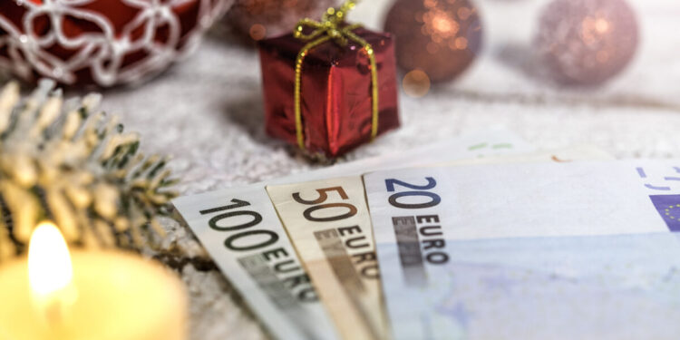 Δώρο Χριστουγέννων 2025: Πότε ξεκινούν οι πληρωμές – Πως να το υπολογίσετε
