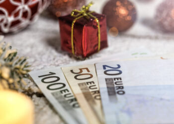 Χριστουγεννιάτικη φορολοταρία: Έπαθλα των 100.000 ευρώ για 12 υπερτυχερούς – Ποιοι φορολογούμενοι συμμετέχουν στη κλήρωση