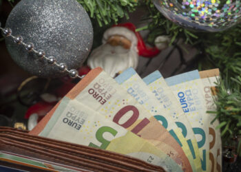 Δώρο Χριστουγέννων 2025: Νωρίτερα φέτος η καταβολή του – Πώς να το υπολογίσετε
